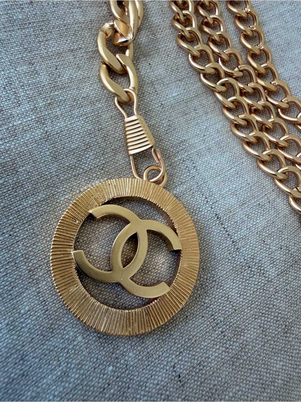 ✨Vintage CHANEL Gold Multi-Strand CC Medallion Chain Belt✨ - Picture 7 of 9
